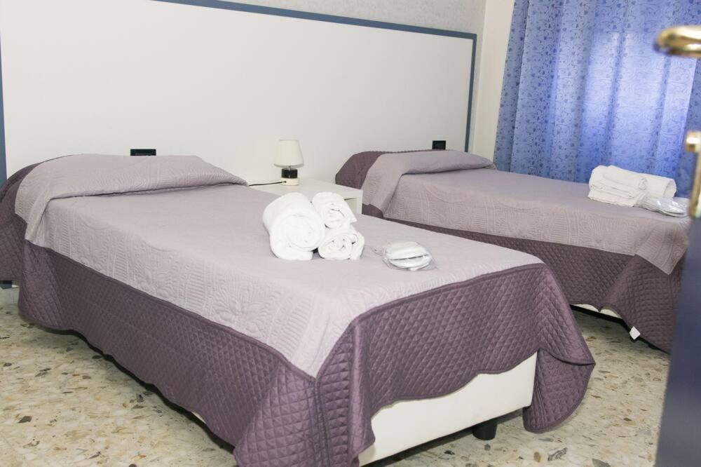 Alex & Lorenz Hotel Torvaianica Oda fotoğraf